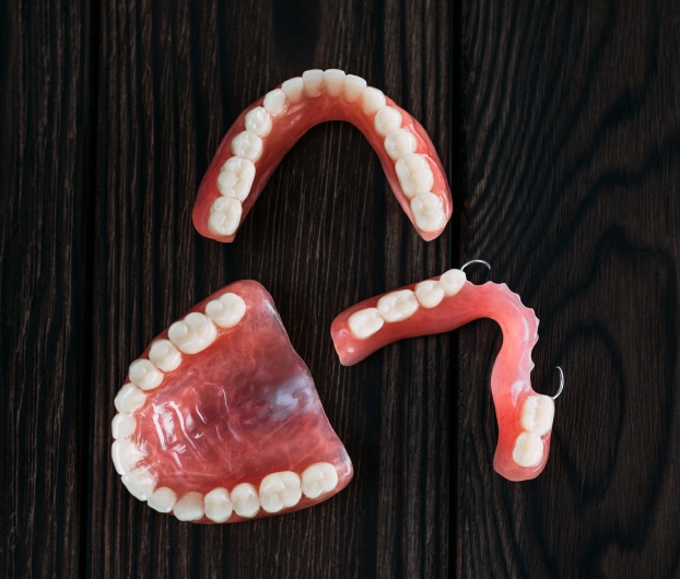 Full and partial dentures for replacing multiple missing teeth